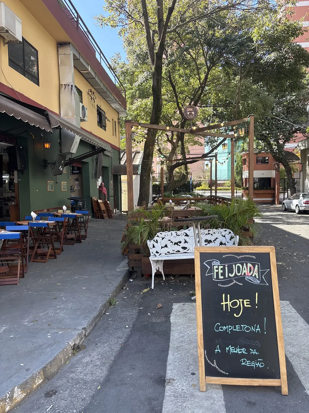 Lousa na calçada do Oink anunciando feijoada completa