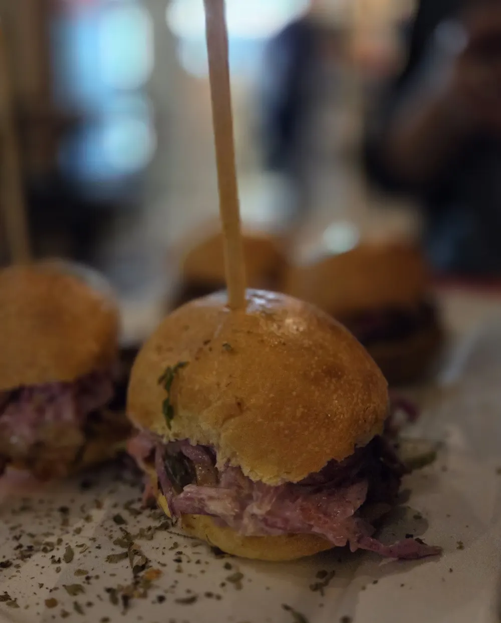 Mini sanduíche de porco desfiado espetado com palito